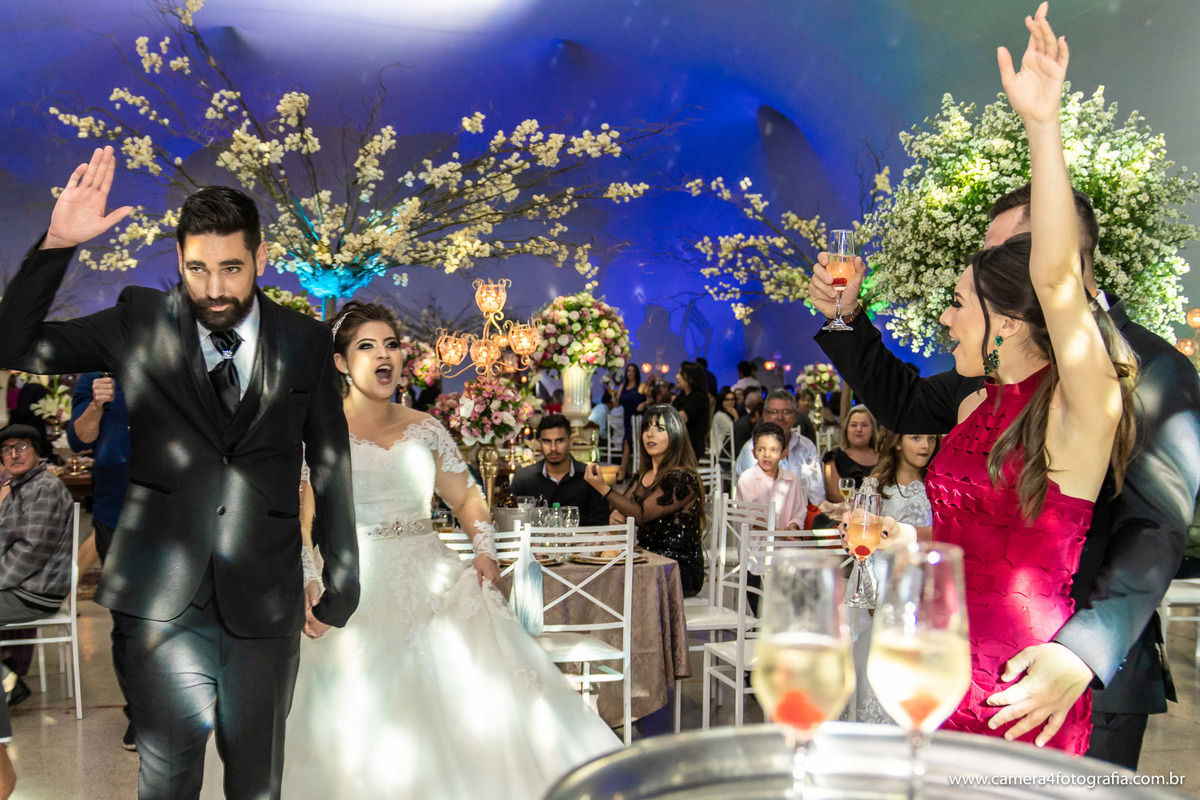 noivos entrando na festa de casamento