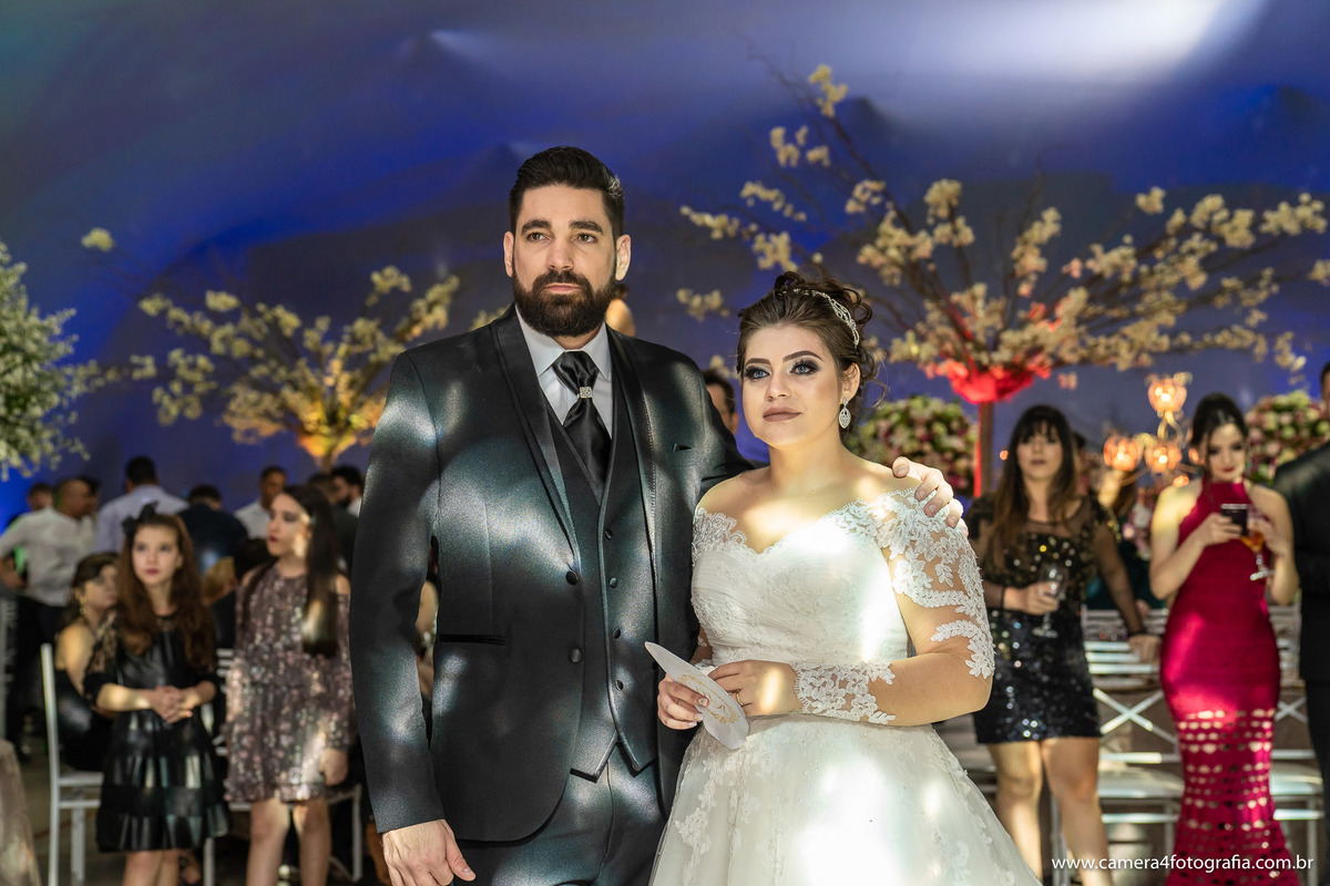 noivos emocionados no casamento