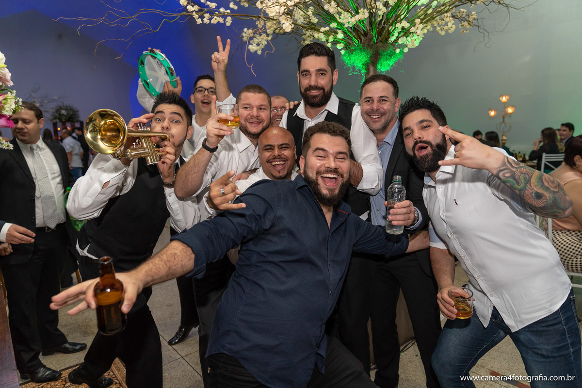 noivo com os amigos durante a festa do casamento