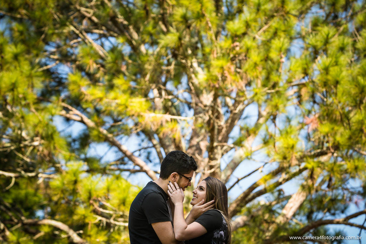 casal se beijando no ensao pré wedding em botucatu e pardinho/sp