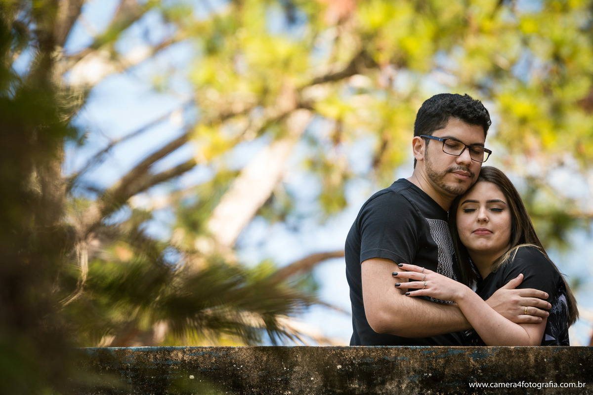 casal abraçado no ensaio pré wedding em botucatu e pardinho/sp