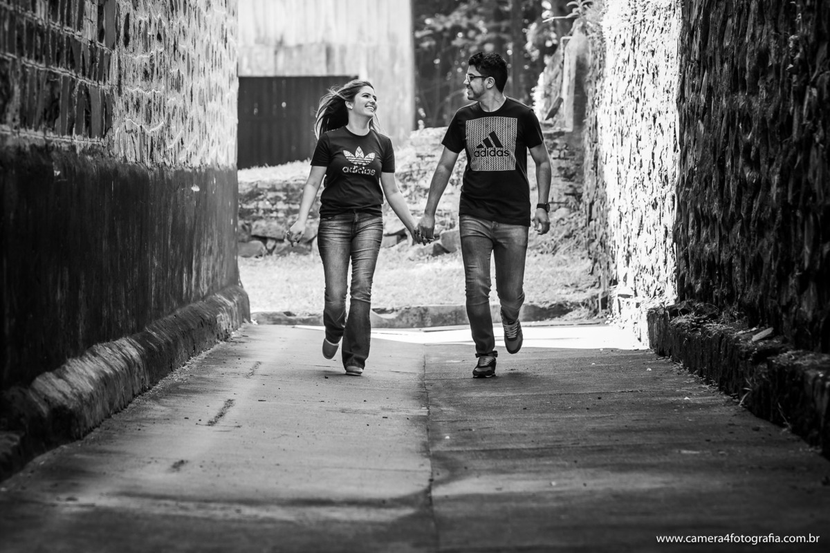 noivos correndo durante o ensaio pré casamento na fazenda lageado rm botucatu/sp