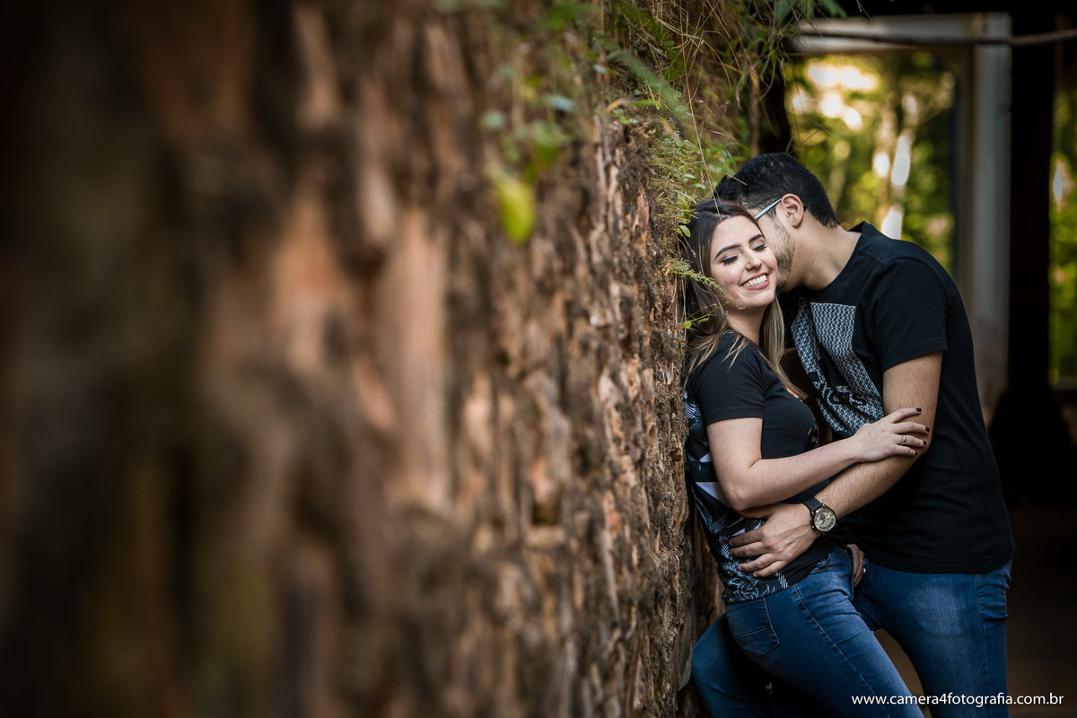noiva beijando a noiva durante o ensaio pré wedding na fazenda lageado em botucatu/sp