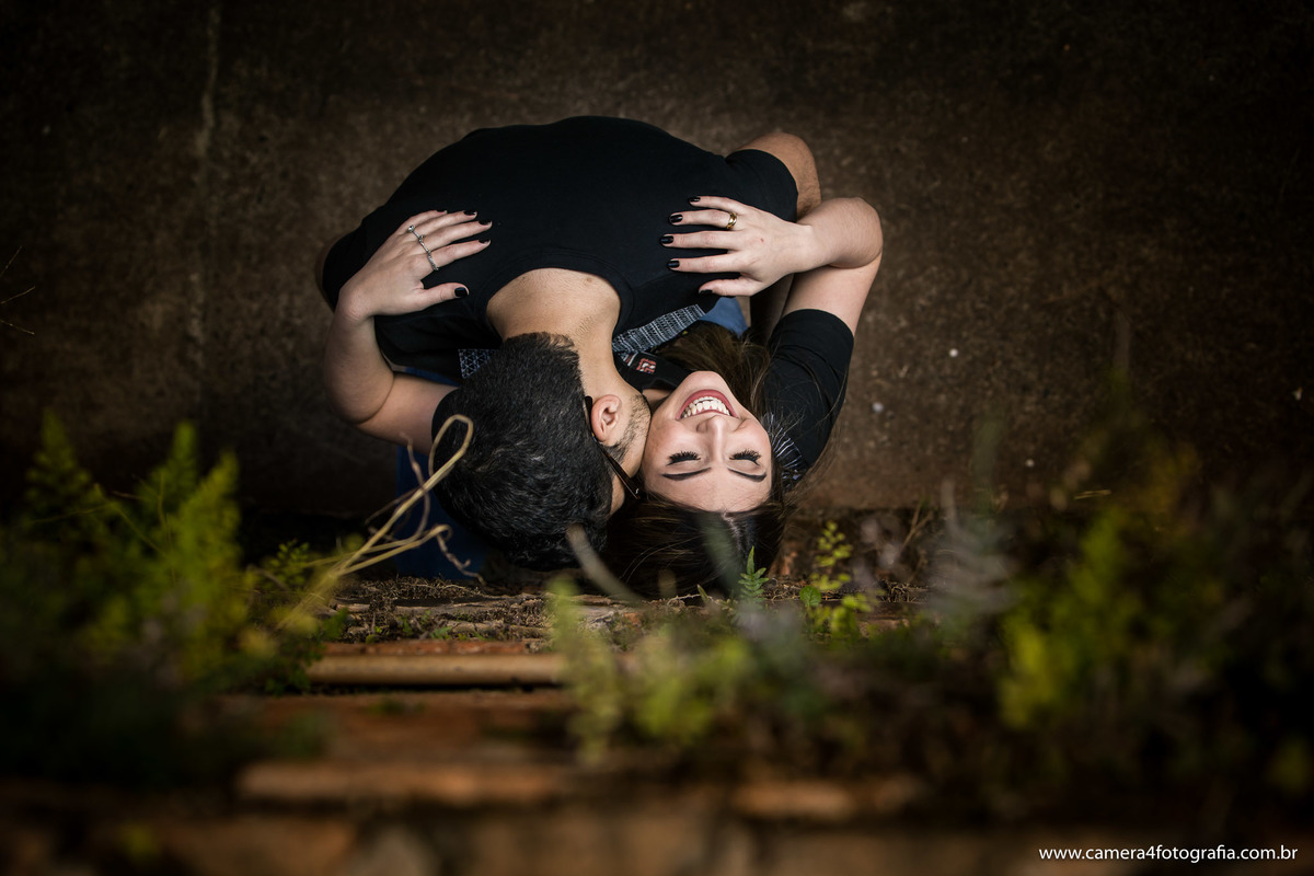noivos se beijando durante o ensaio pré caamento na fazenda lageado em botucatu - sp