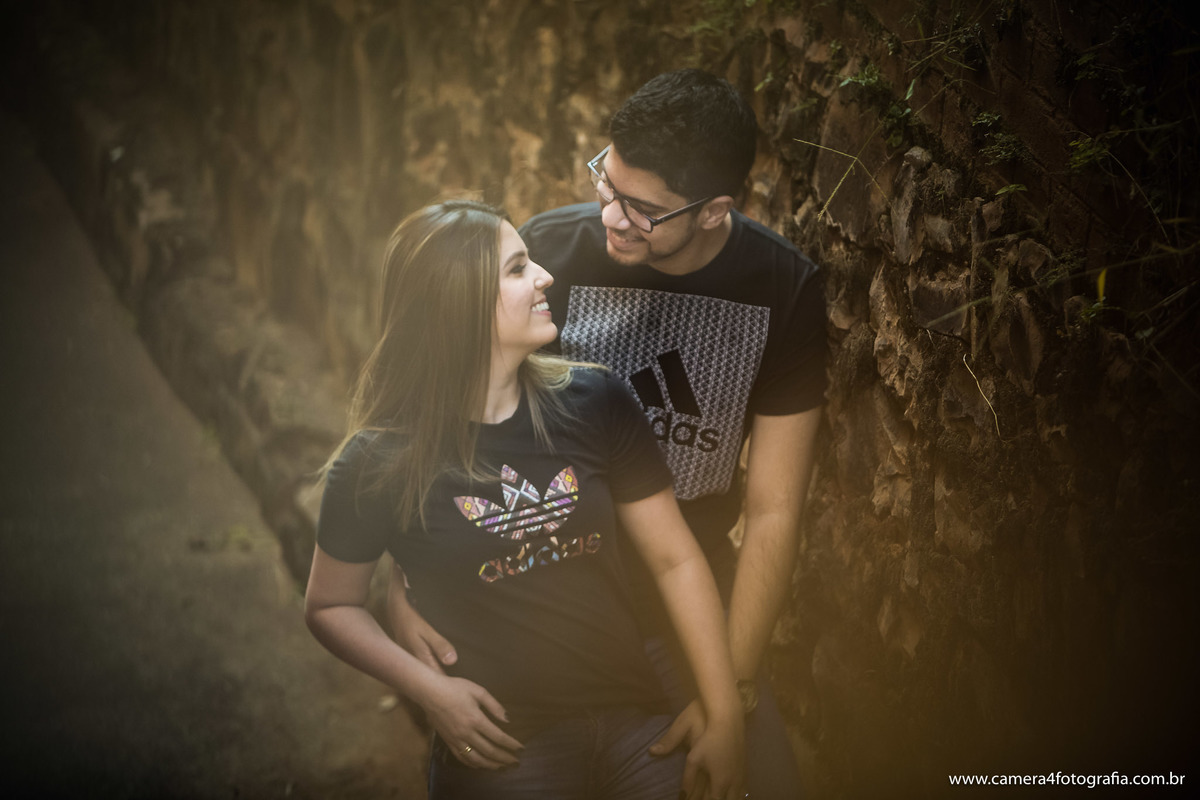 noivos se olhando durante ensaio pré wedding em pardinho-sp