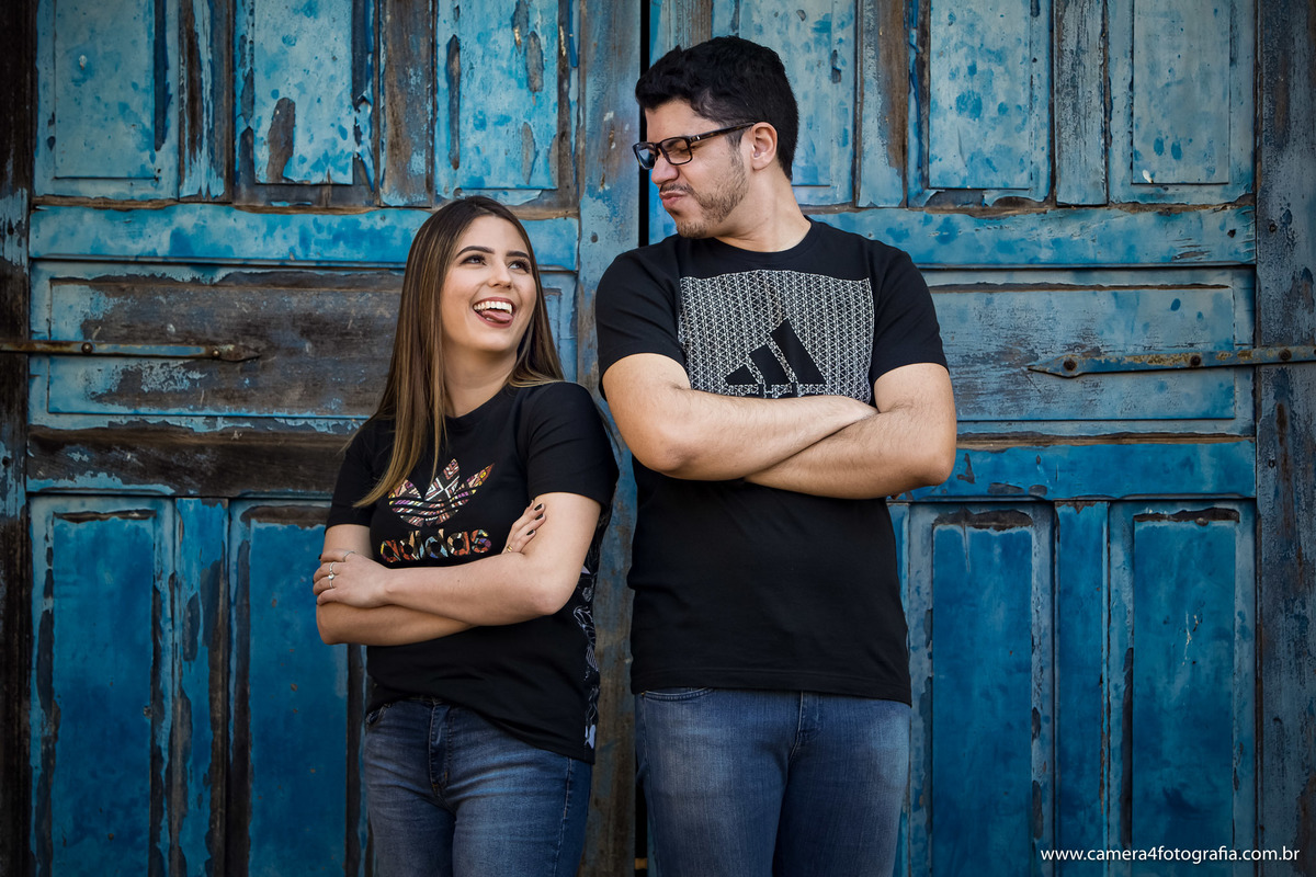 casal brincando durante o ensaio pré casamento em botucatu - sp