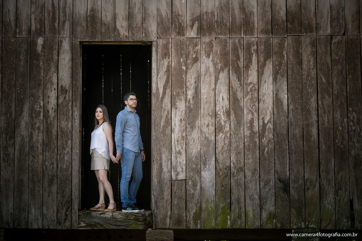 noivos no celeiro durante ensaio pré wedding na fazenda lageado em botucatu - sp