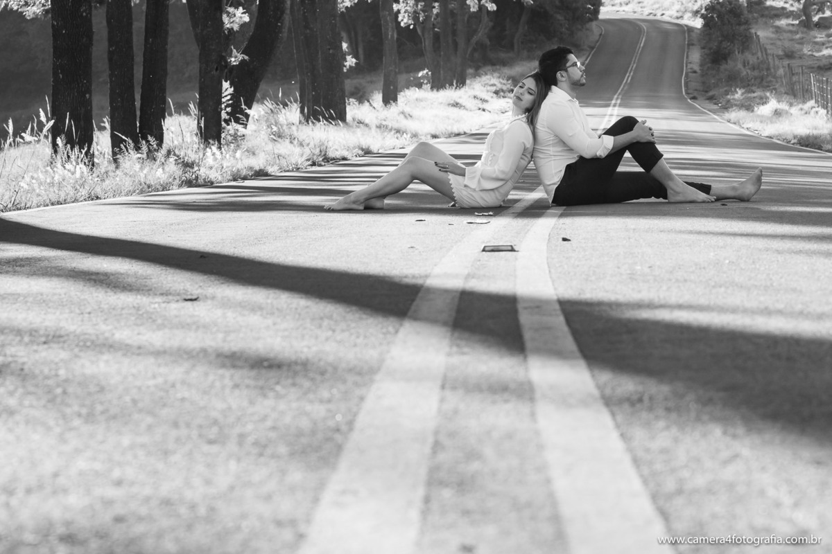 casal sentados na estrada durante o ensaio pré wedding em pardinho - sp