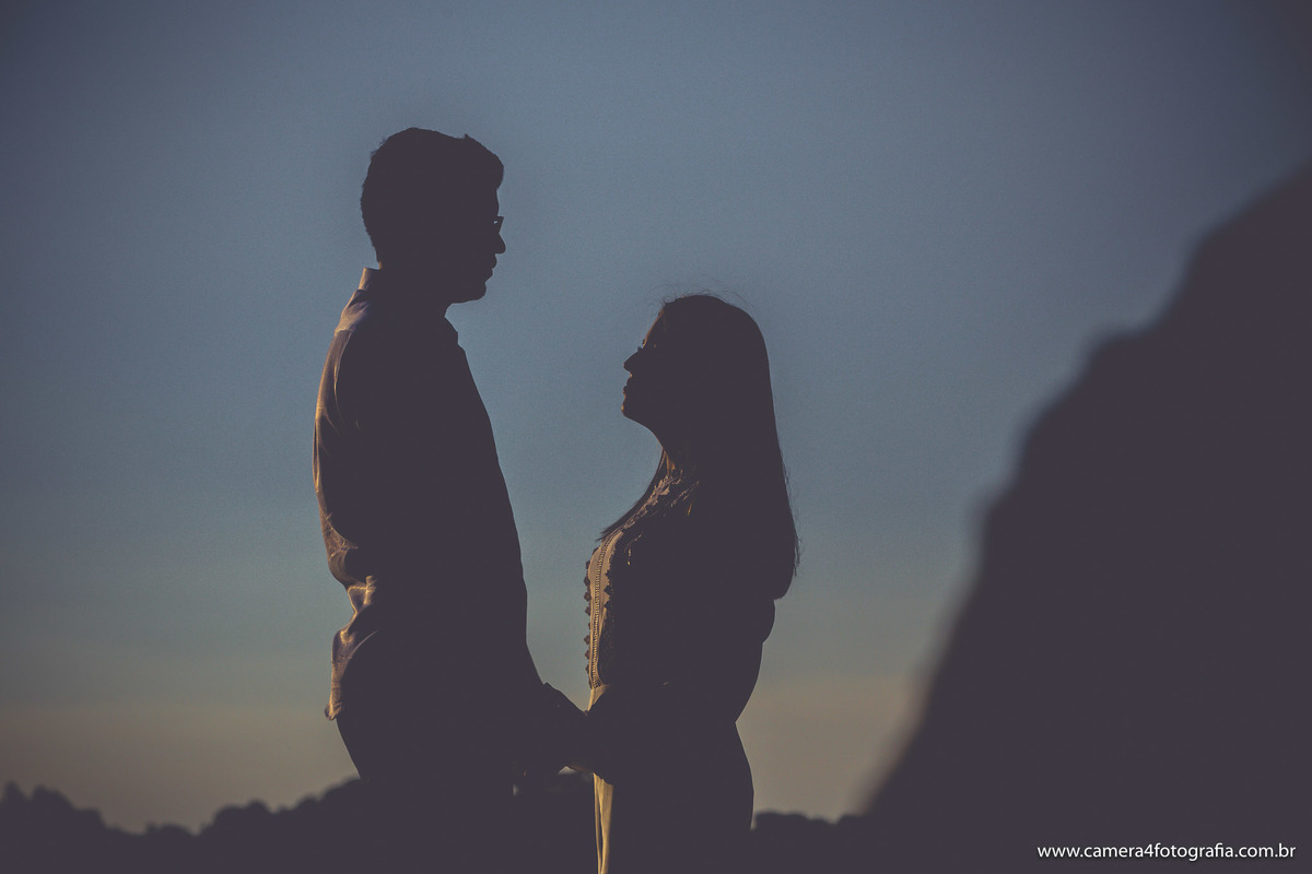 foto de silhueta do casal durante o ensaio pré wedding em pardinho