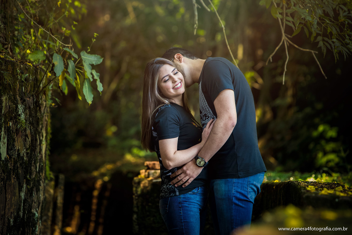 noivo beijando a noiva durante o ensaio pré casamento em botucatu/sp