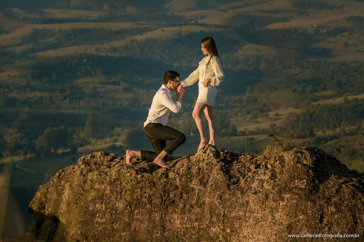 noivo beijando a mão da noiva durante o ensaio pré casamento em pardinho
