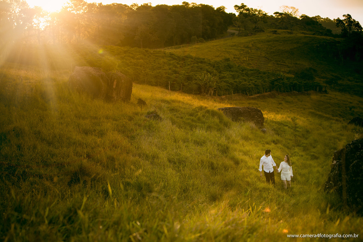 noivos caminhando nas montanhas durante o ensaio pré wedding em pardinho