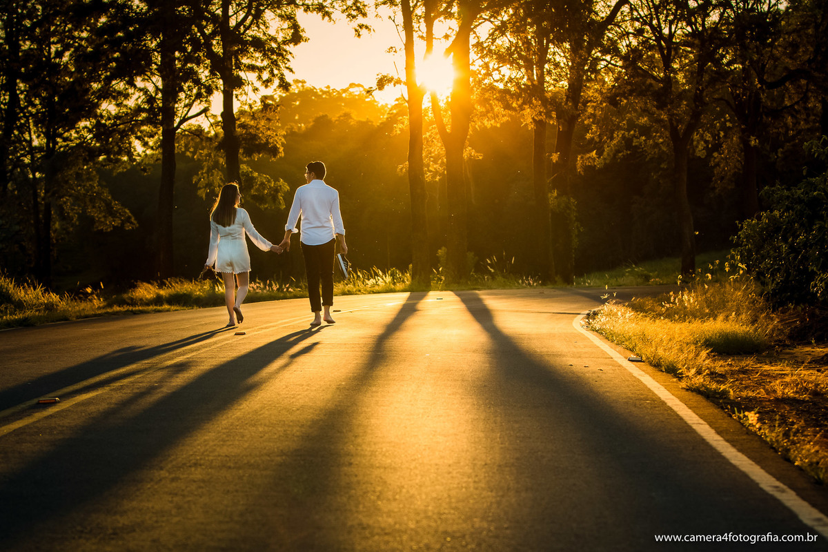 noivos caminhando na estrada durante o ensaio pré casamento em pardinho