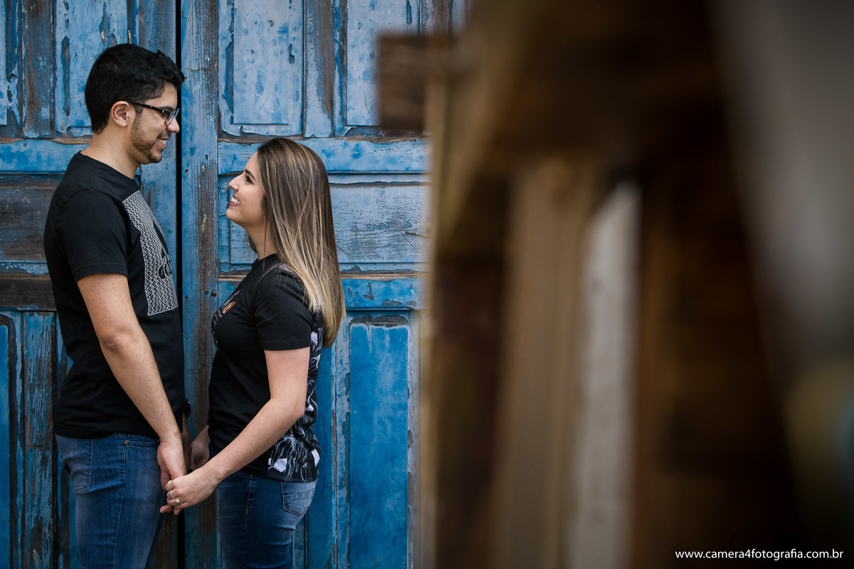 noivos se olhando durante ensaio pré casamento em botucatu na fazenda lajeado