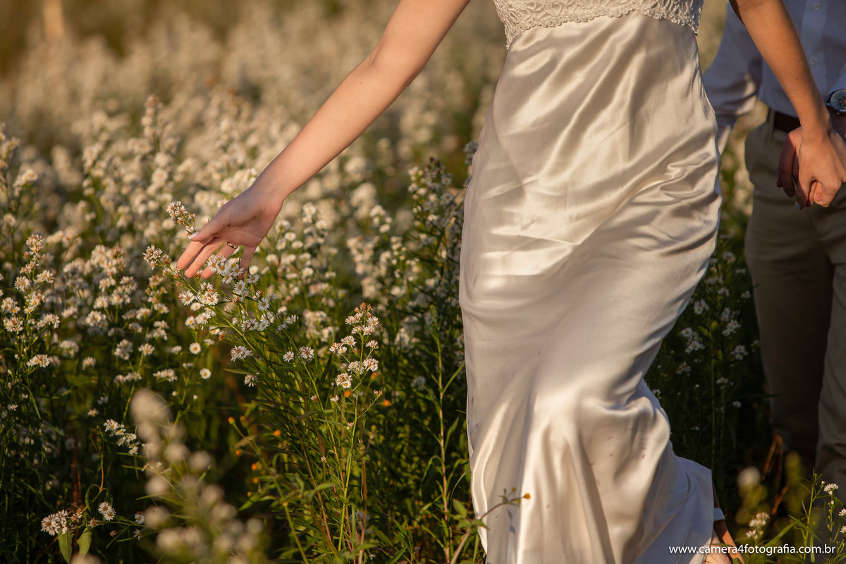 noiva correndo na plantação de aspers em Holambra durante o ensaio pré wedding