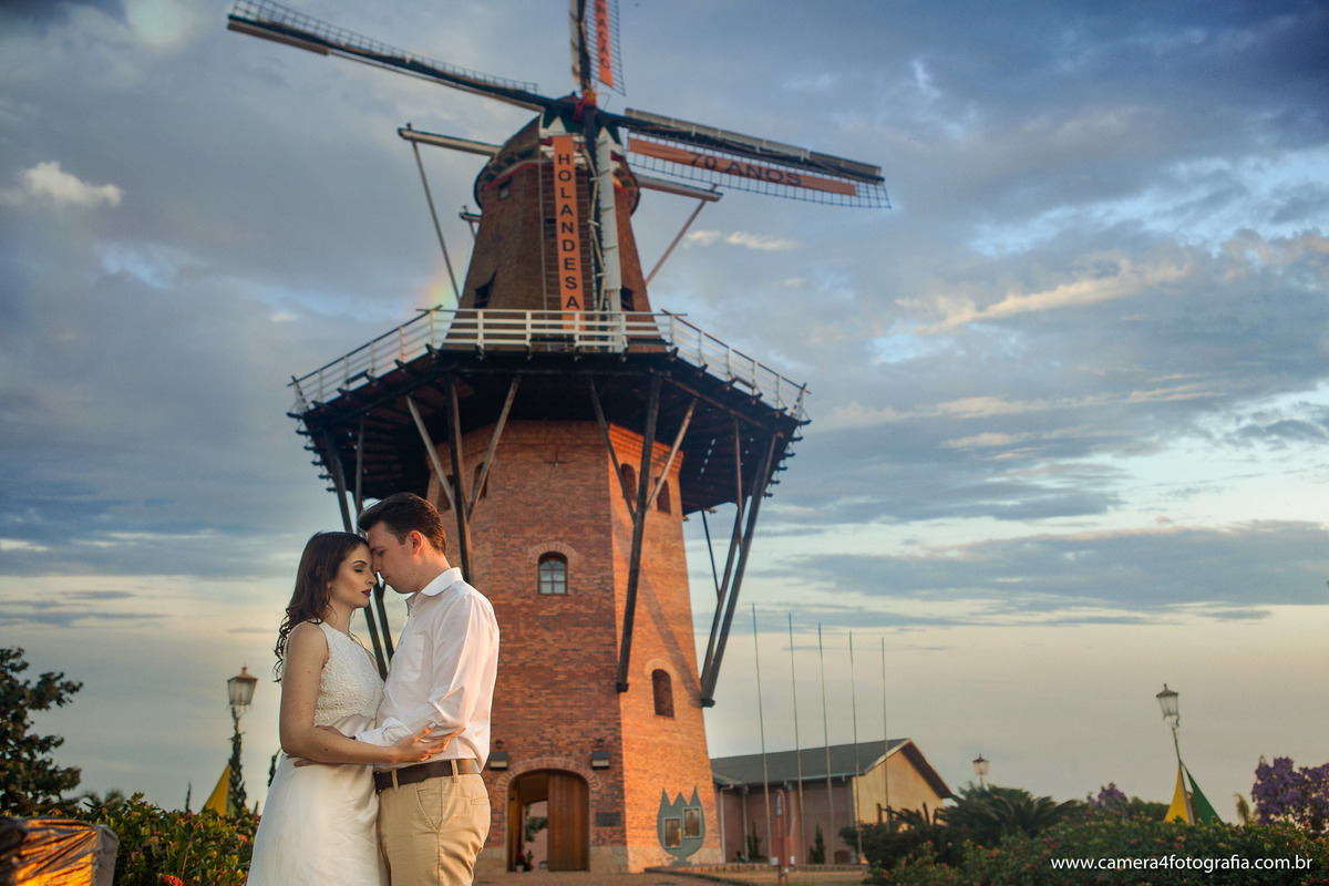 noivos em frente ao moinho de vento em Holambra durante o ensaio pré wedding