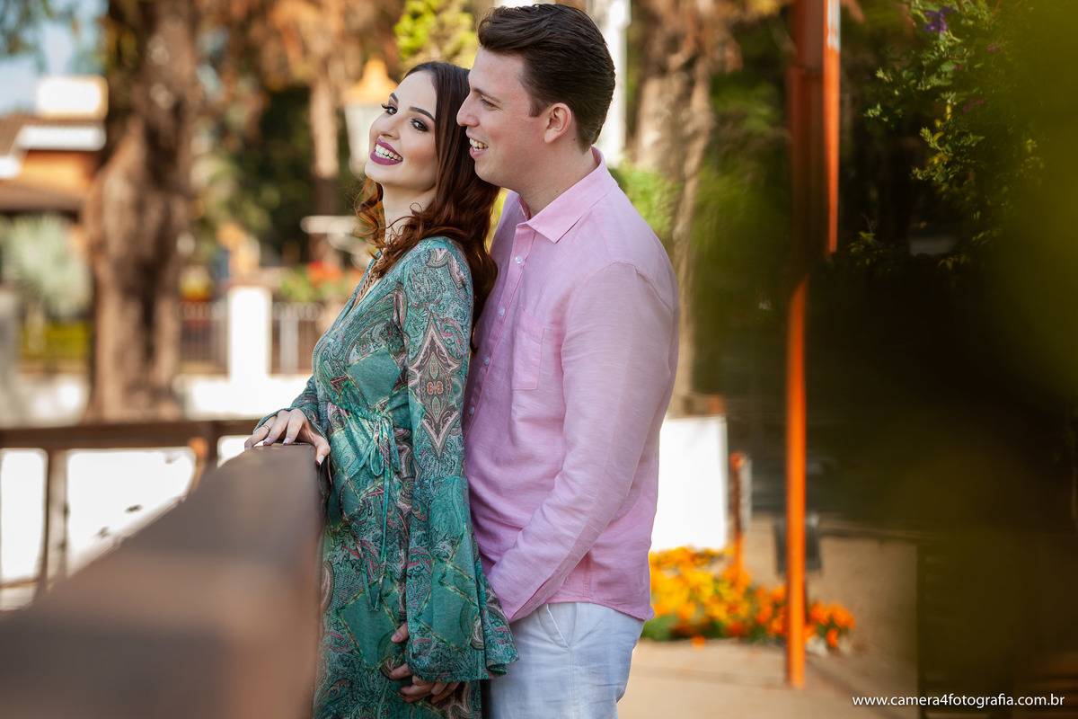 noivos no deck do amor em Holambra durante o ensaio pré wedding