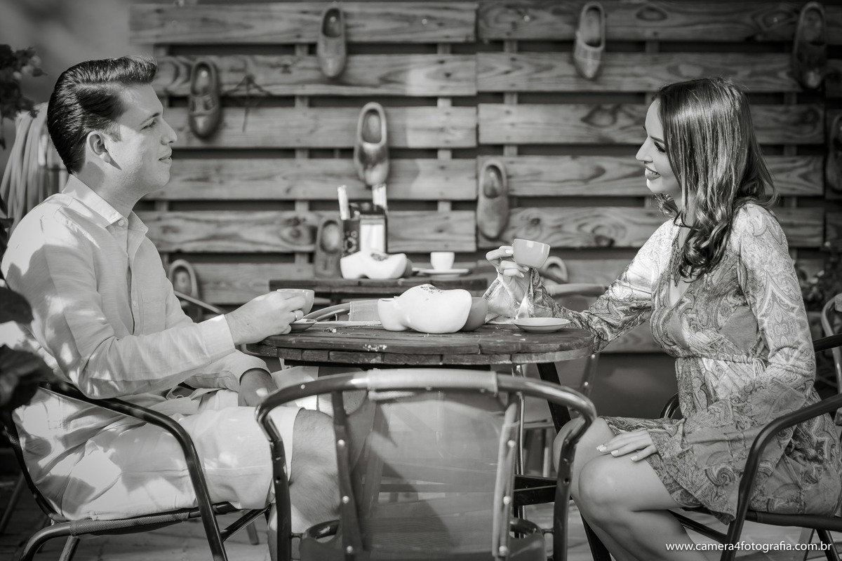 noivos no café em Holambra durante o ensaio pré wedding