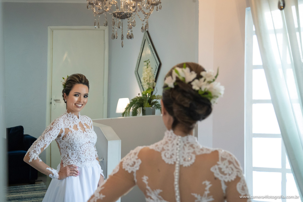 noiva pronta com seu vestido no making of do casamento
