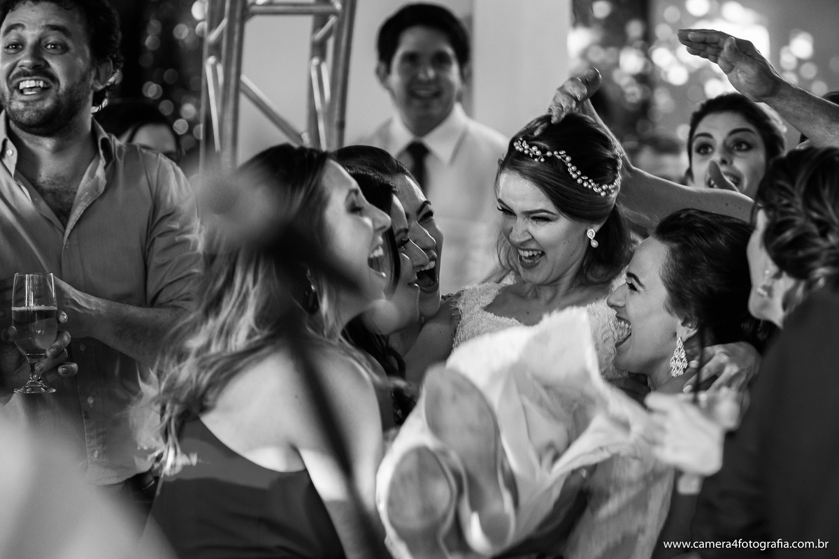 noiva dançando no casamento