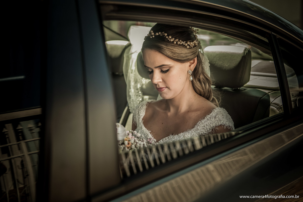 noiva no carro da noiva aguardando a entrada na cerimônia do casamento