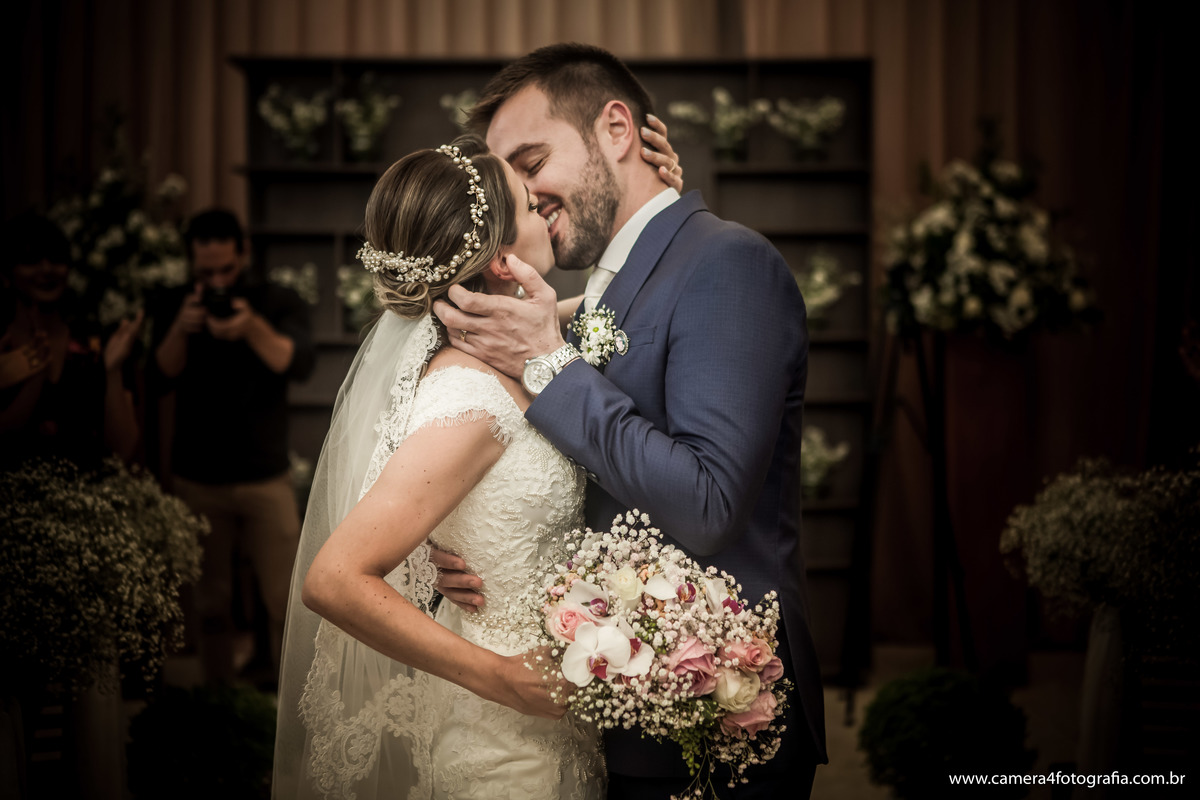 noivos se beijando no casamento