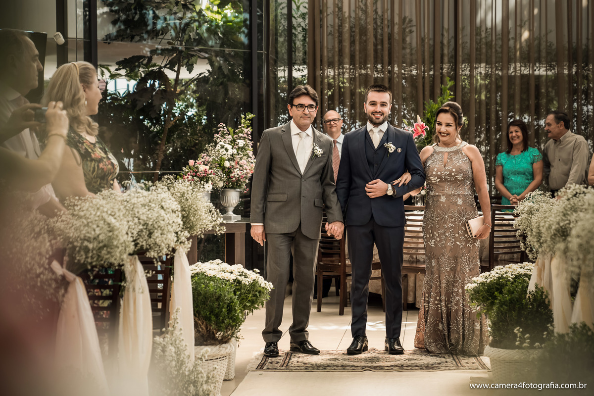 entrada do noivo na cerimônia do casamento