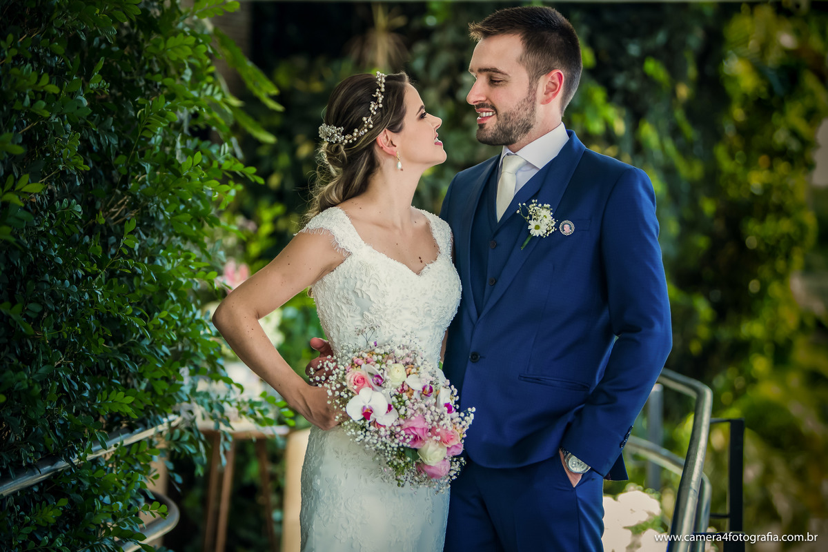 noivos durante a festa do casamento