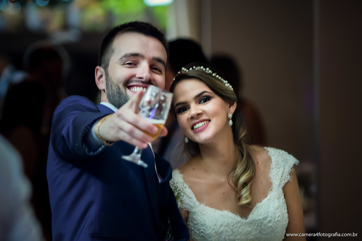 noivo brincando com a noiva no casamento