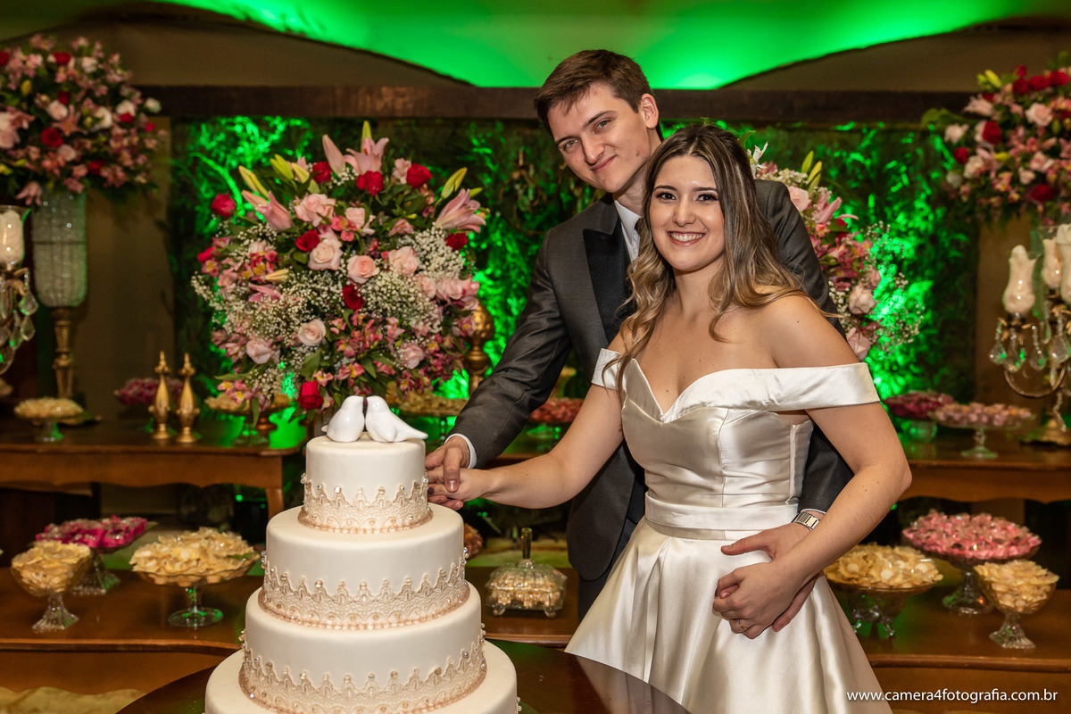 noivos cortando o bolo de casamento