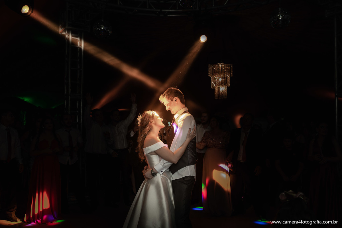 noivos dançando na festa de casamento