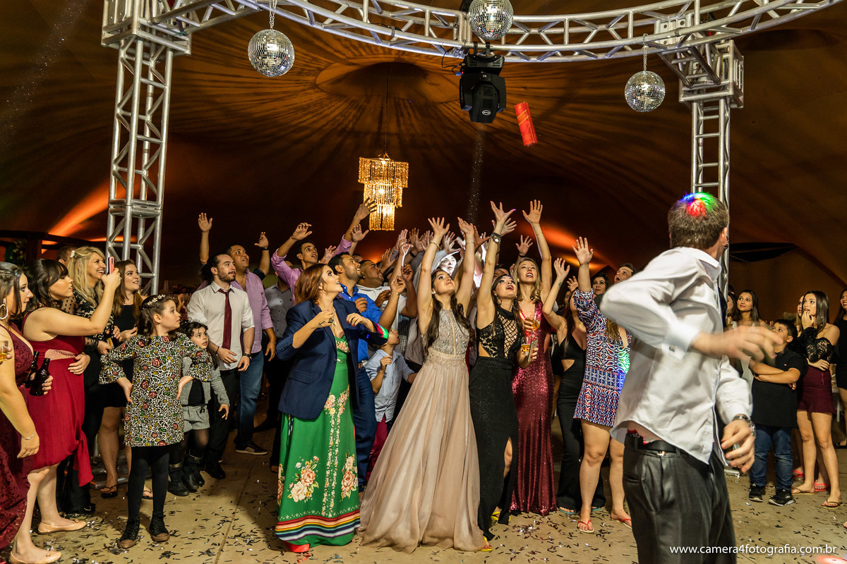 noivo jogando o whisky na festa do casamento