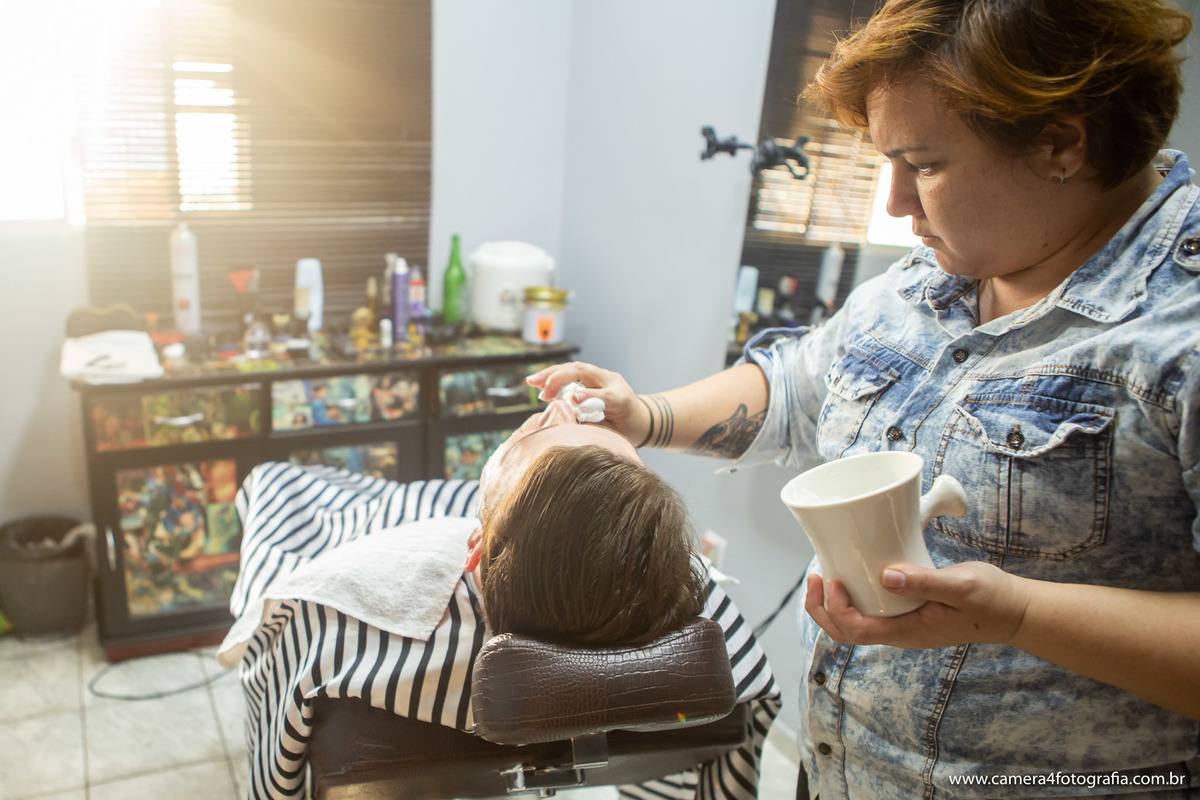 noivo fazendo a barba durante o seu making of de casamento