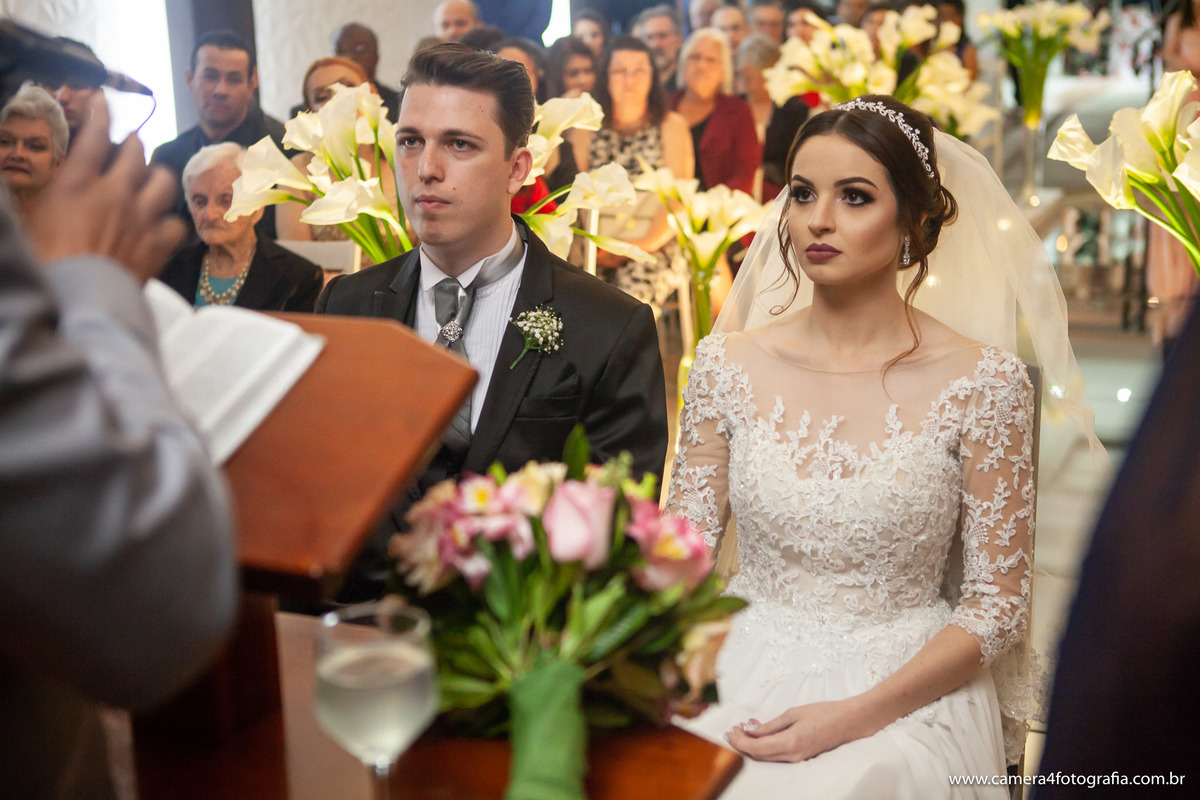 noivos durante a cerimônia do casamento
