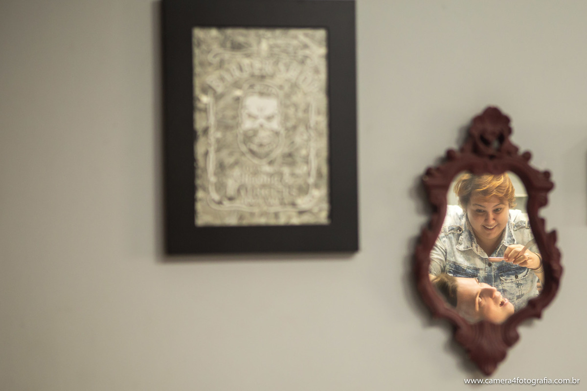 noivo no salão de beleza fazendo o making of para seu casamento