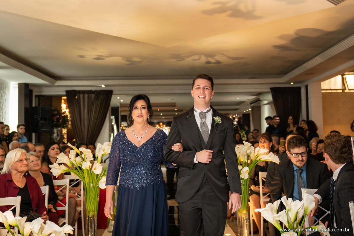 noivo entrando com sua mãe na cerimônia do casamento