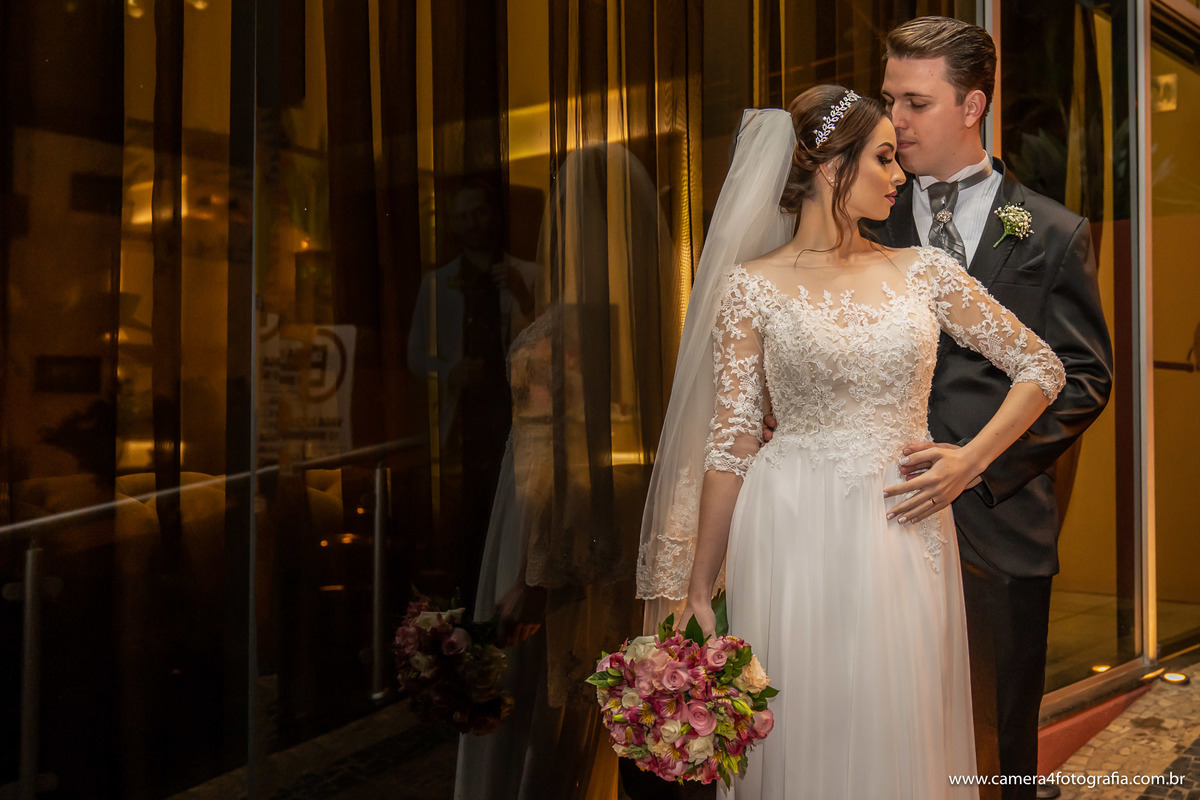 noivos posando para fotos na frente do buffet no casamento