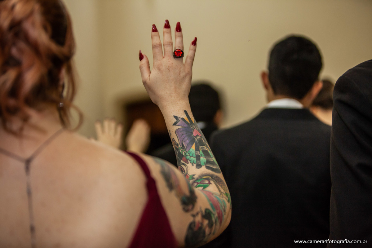 madrinha abençoando os noivos