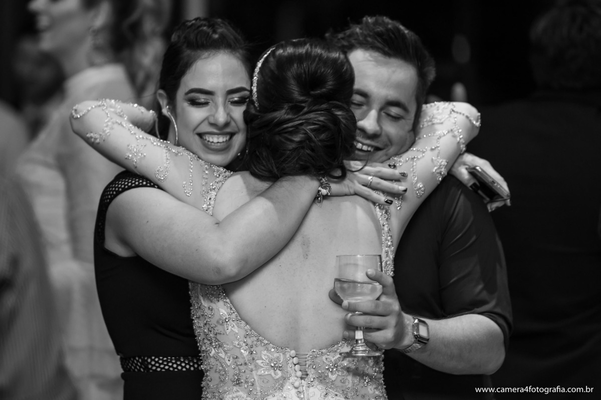 noiva abraçando os convidados