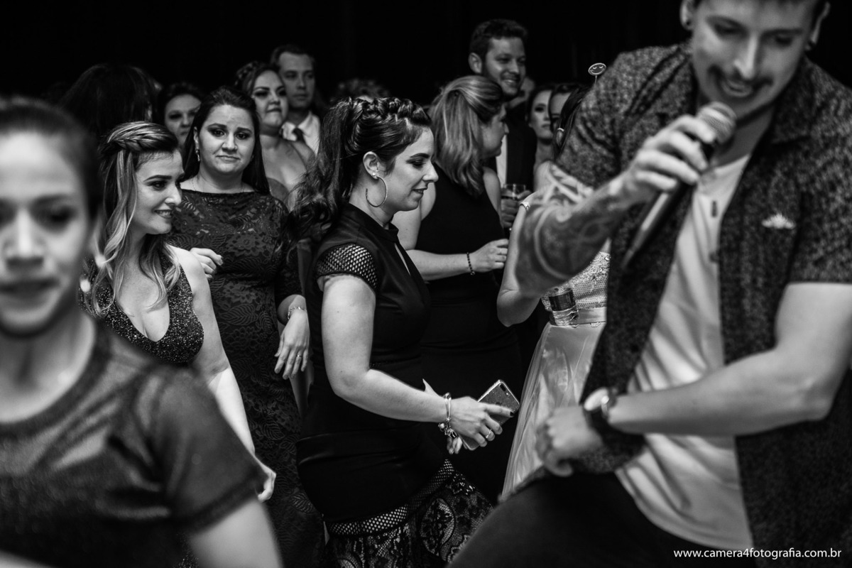 convidados dançando na festa de casamento