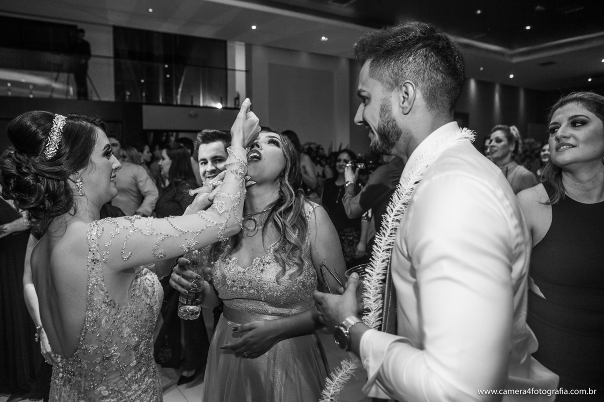 noiva servindo bebida aos convidados