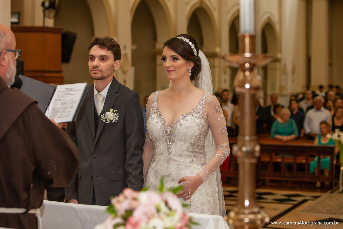 noivos recebendo as bençãos do padre no casamento