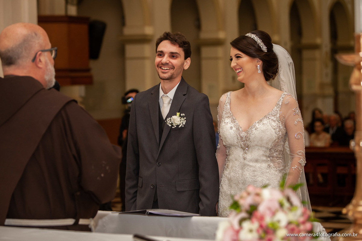 noivos recebendo as bençãos do padre no casamento