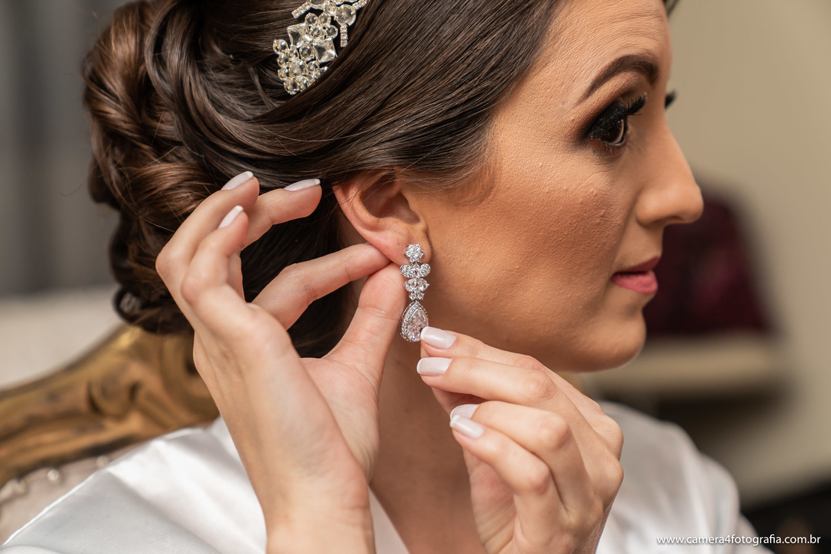 noiva colocando o brinco