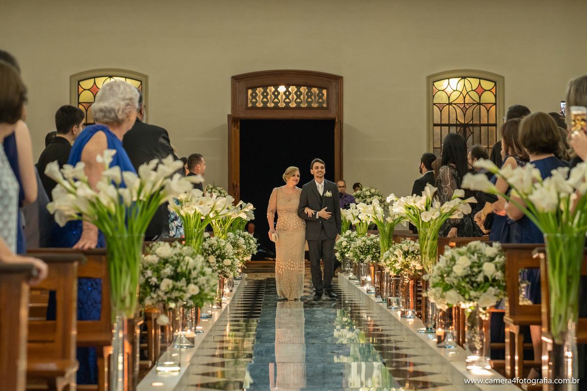 noivo entrando na igreja com a mãe