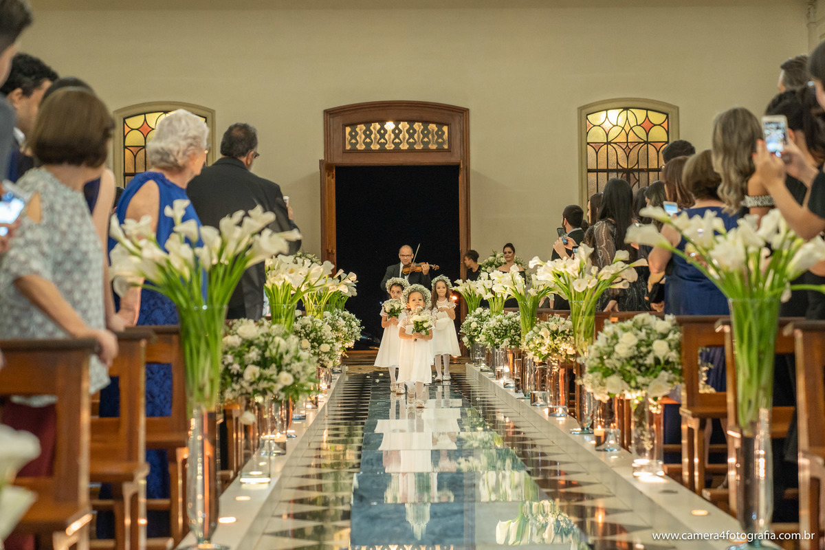 madrinhas de alianças entrando no casamento