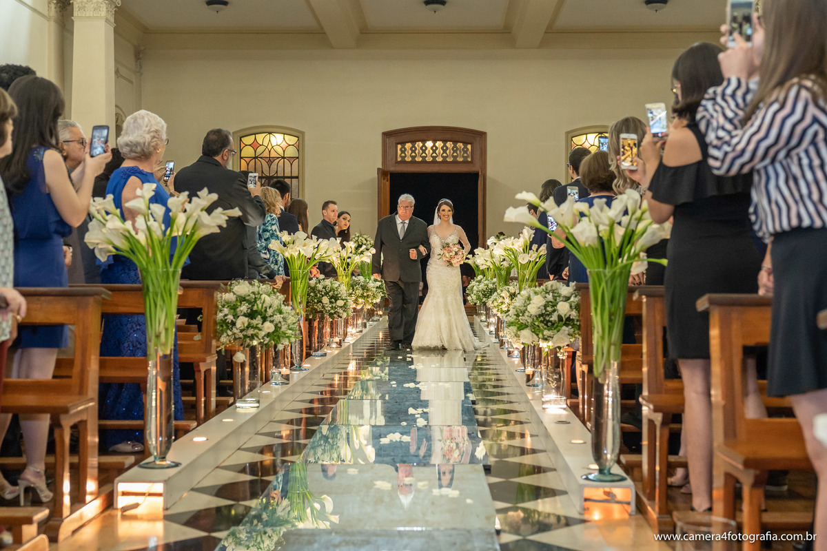 noiva entrando na igreja com o pai