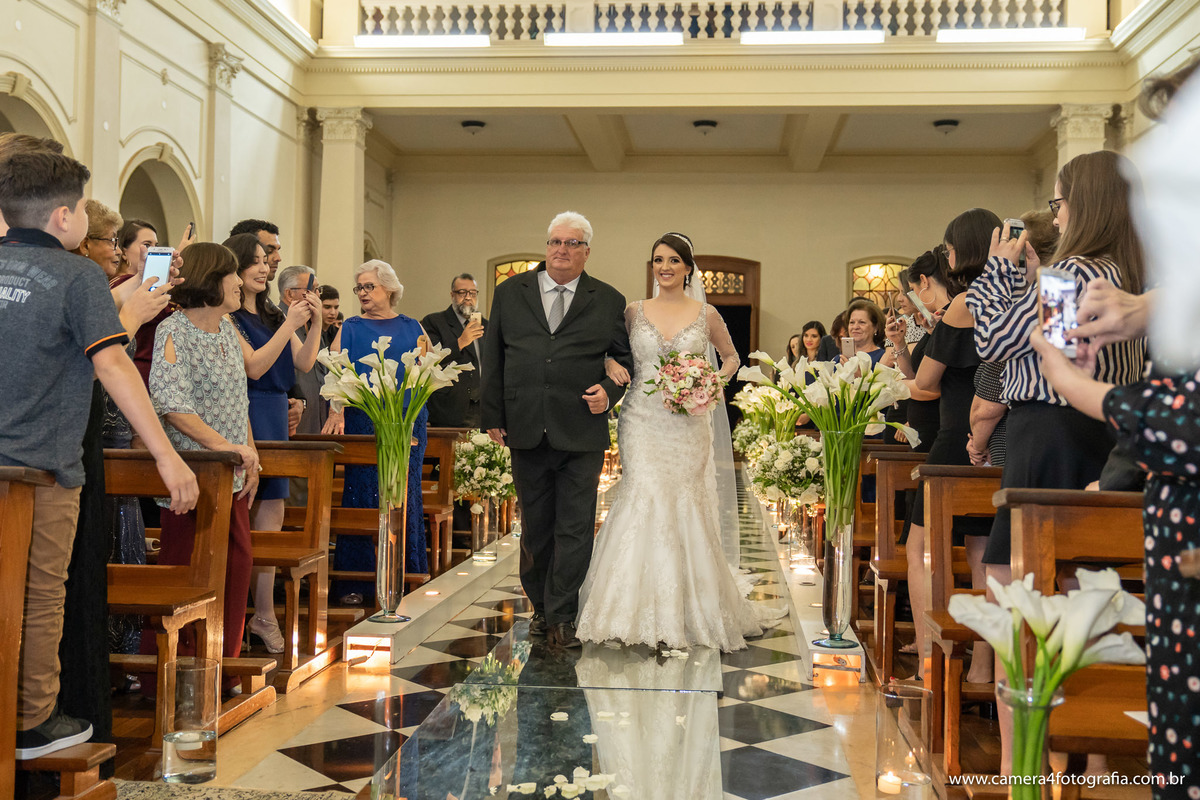 noiva entrando na igreja com o pai