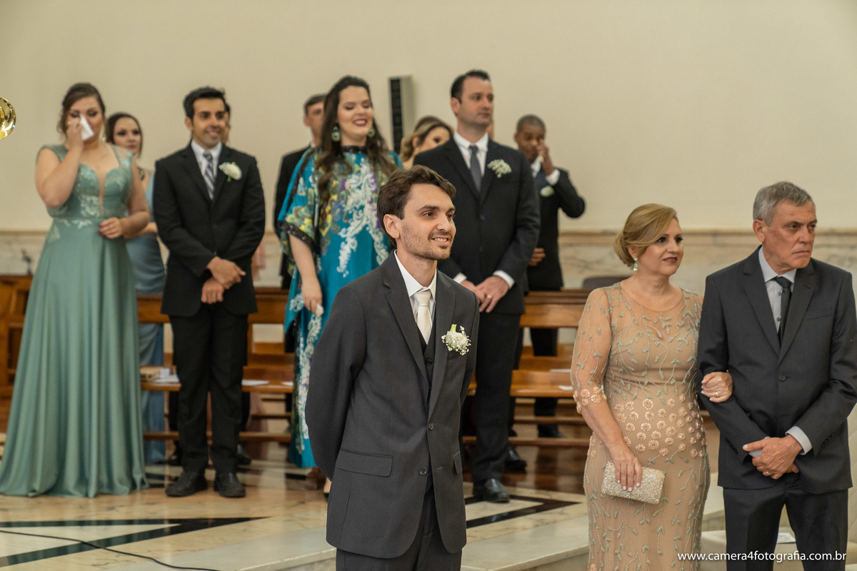 primeiro olhar do noivo para a noiva na cerimônia do casamento