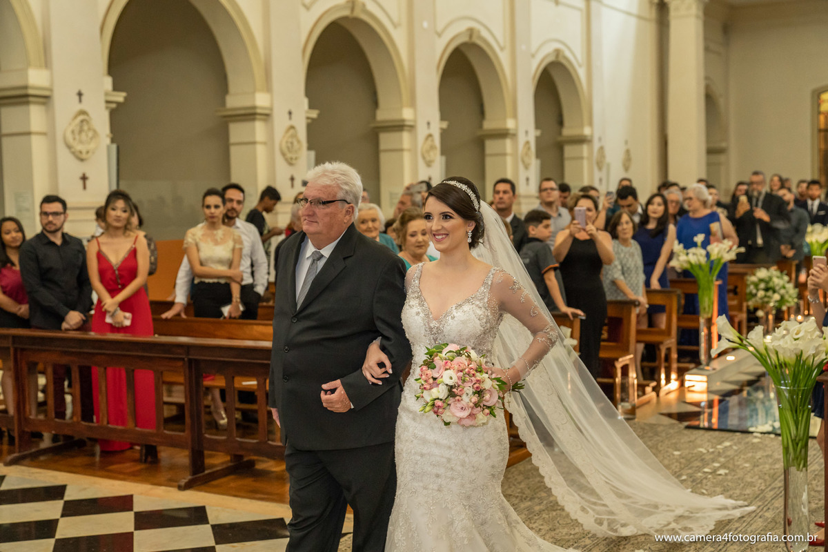 noiva entrando na igreja com o pai